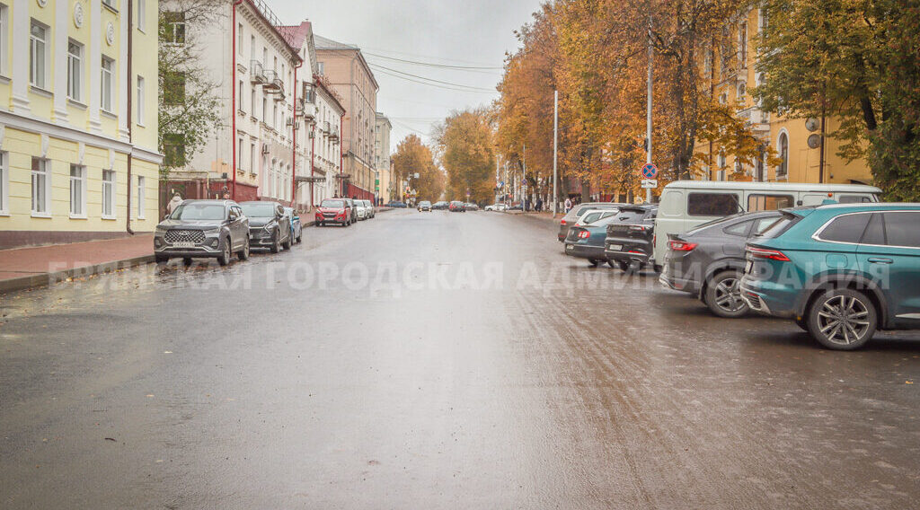 В Брянске на улице Горького строители завершают возведение подпорной стены