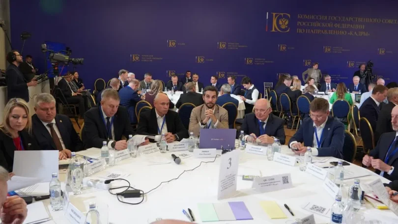 Губернатор Александр Богомаз принял участие в заседании комиссии Госсовета