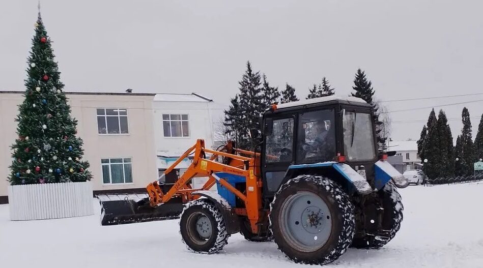 В Почепе дружно убирают снег с дорог, центральной площади и тротуаров