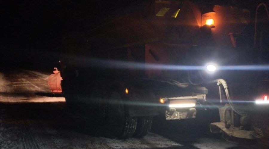 На Брянщине проводятся работы по очистке снега с дорог и обработке их песко-соляной смесью