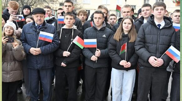 В Брянске вручили ключи от квартир детям-сиротам в новом доме по проспекту Московскому