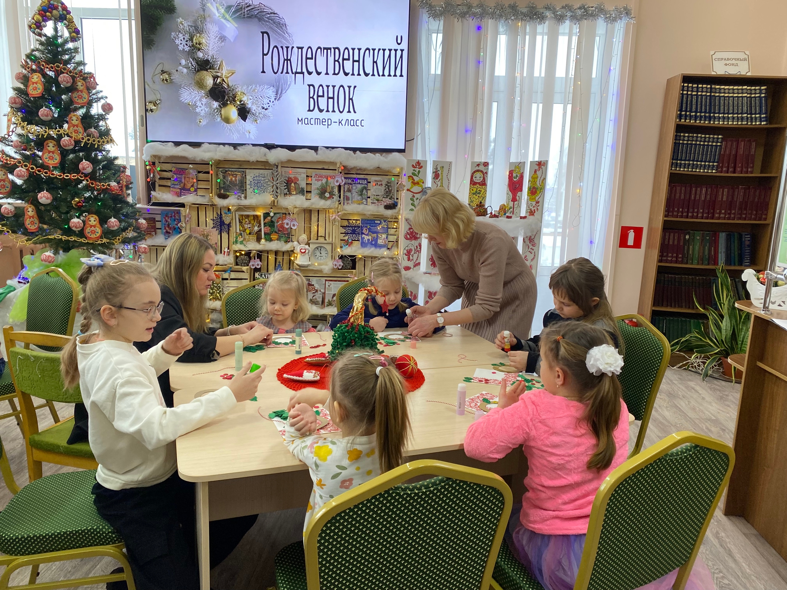В Почепской библиотеке прошел мастер-класс «Рождественский венок»