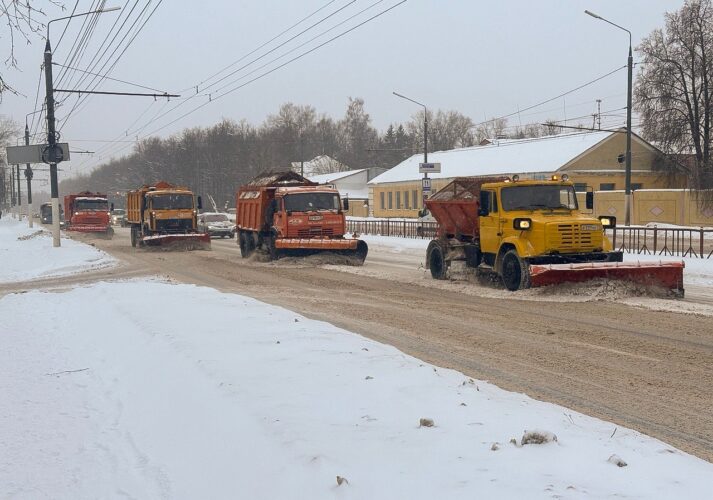 Новогодний снег в Брянске убирают 58 спецмашин