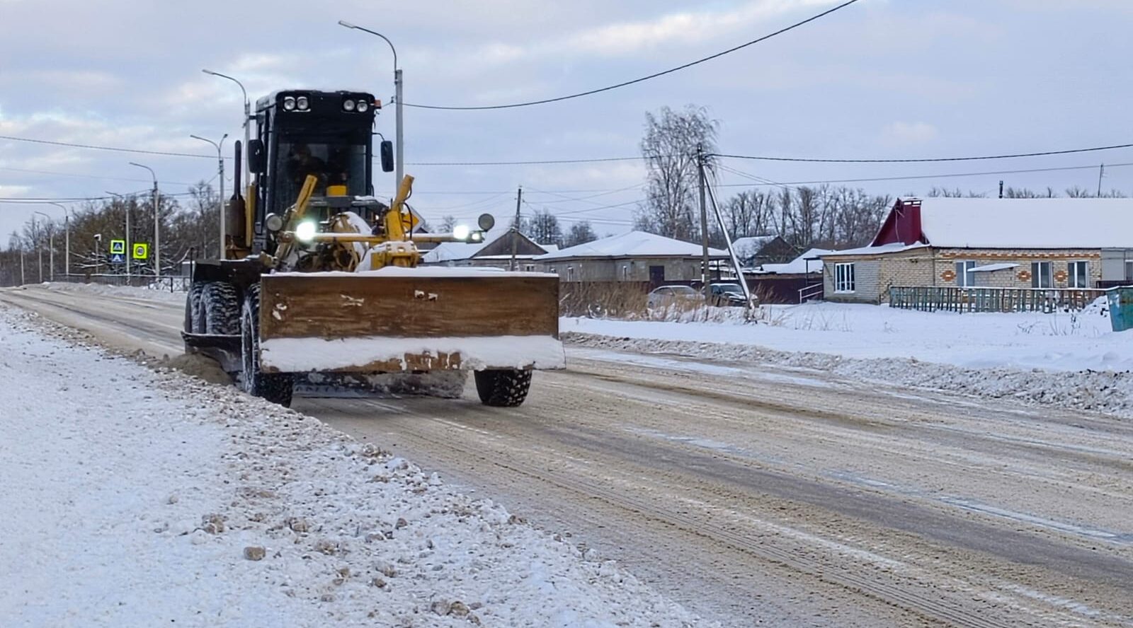 Почеп продолжает засыпать снегом, коммунальные службы работают в усиленном режиме