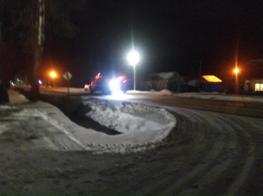 На Брянщине ведется очистка дорог от снега и обработка песко-соляной смесью