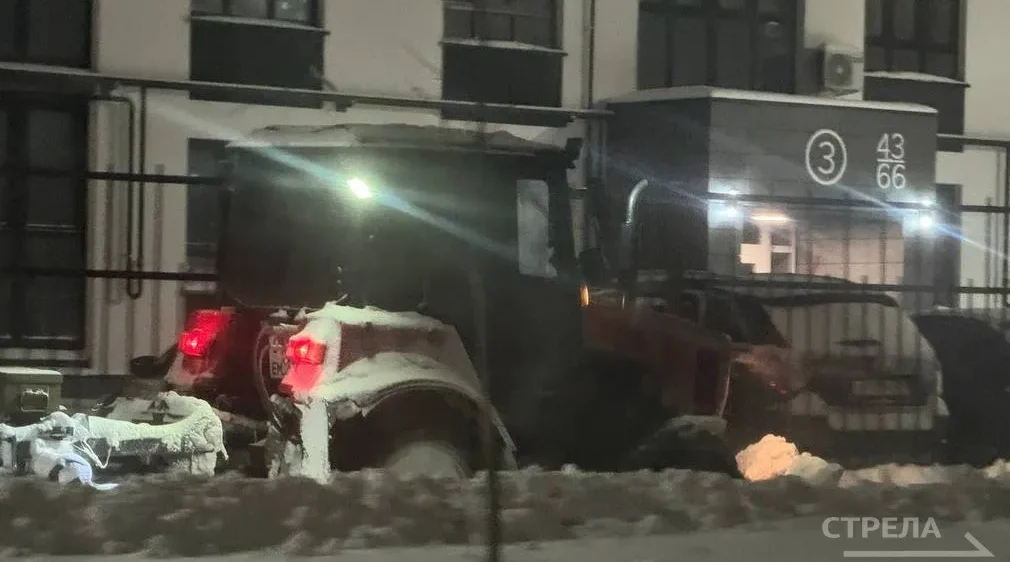 На борьбу со снегом в Брянске вышла ночная бригада дорожного управления