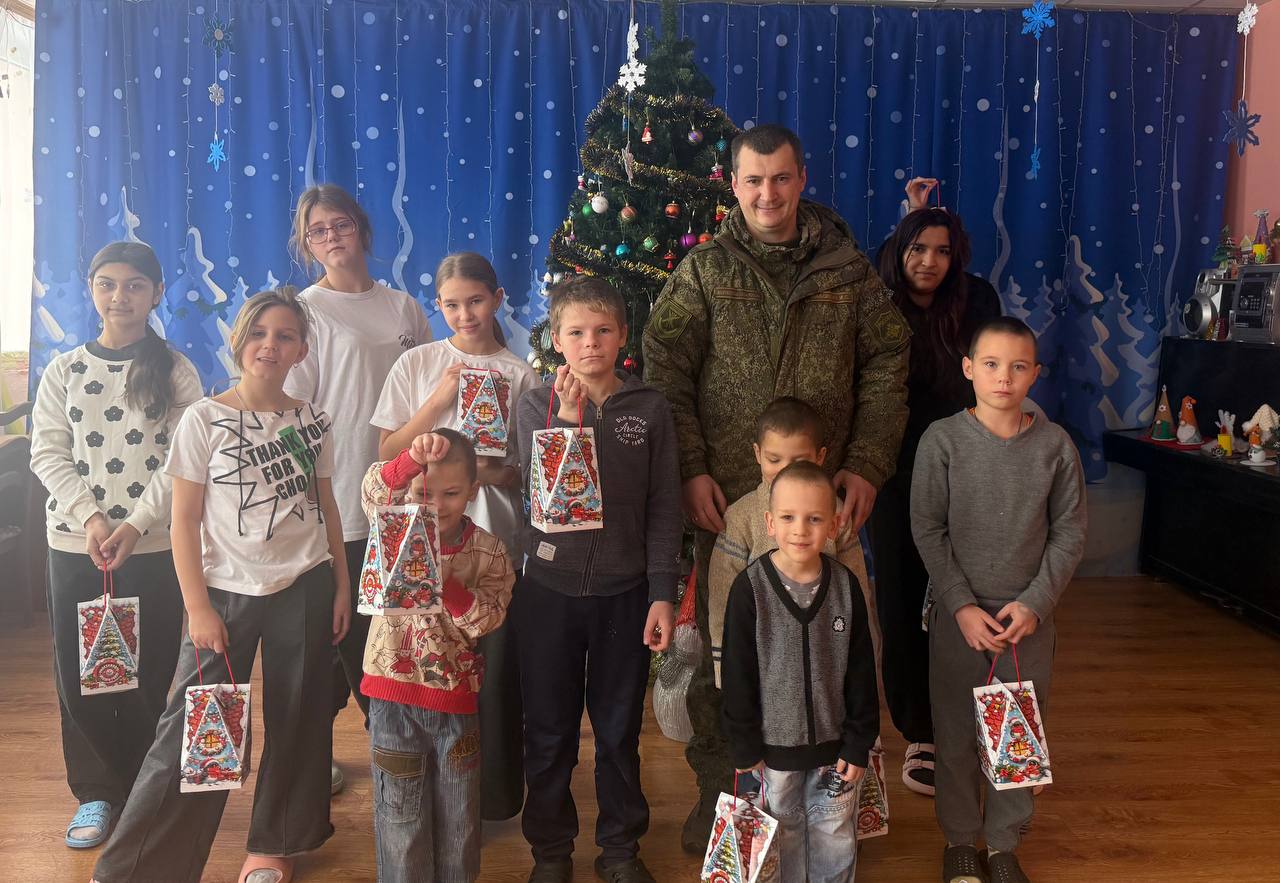 С новым годом и Рождеством Христовым поздравили детей Почепского приюта военнослужащие