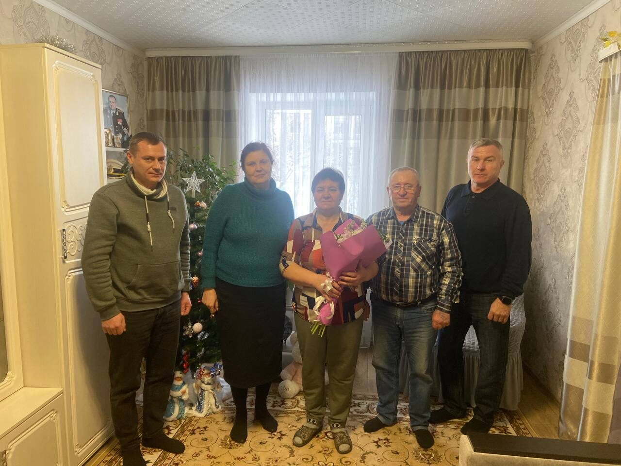 Глава администрации Почепского района поздравила с днем рождения мать Героя России