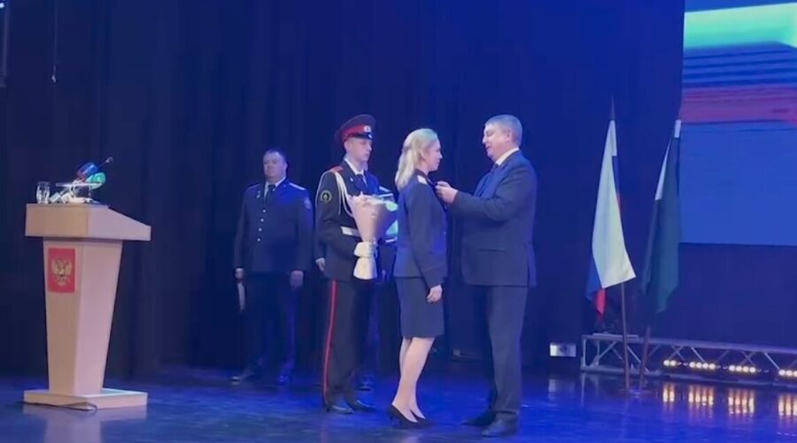 Губернатор Брянской области Александр Богомаз вручил награды следователям