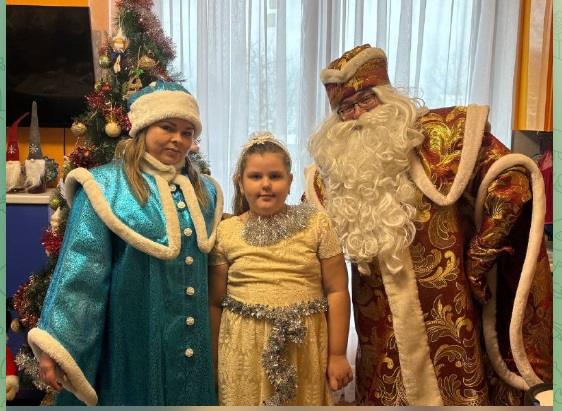 Добрый волшебник Дед Мороз заглянул в гости к 6-летней Ире из Брянска