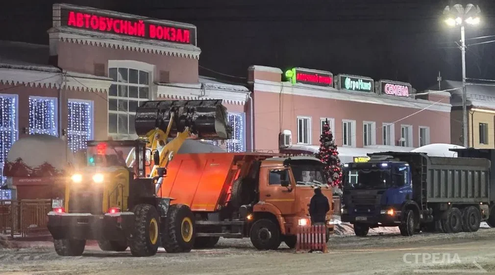 В Брянске убирают снег с дорог  и площадей 39 единиц техники