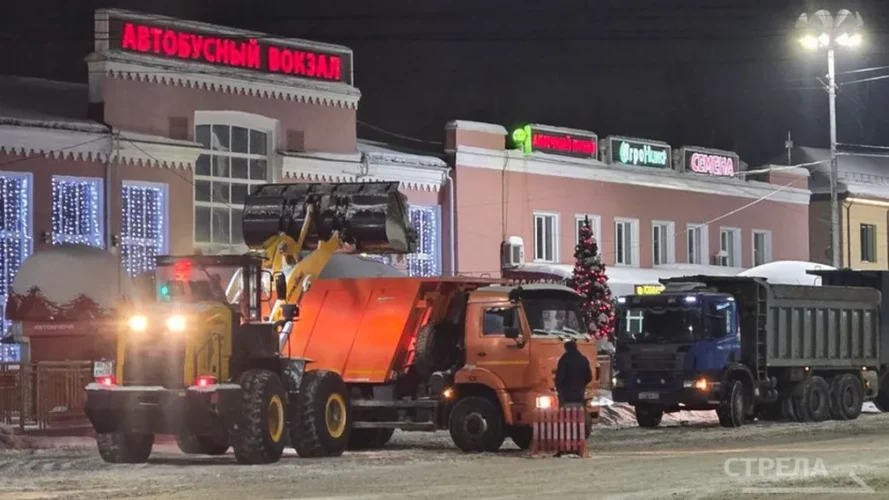 В Брянске убирают снег с дорог  и площадей 39 единиц техники