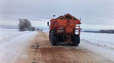 На Брянщине продолжается очистка от снега и противогололедная обработка автодорог