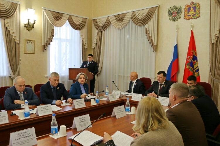 Депутаты обсудили вопрос об использовании муниципалитетами средств дорожного фонда