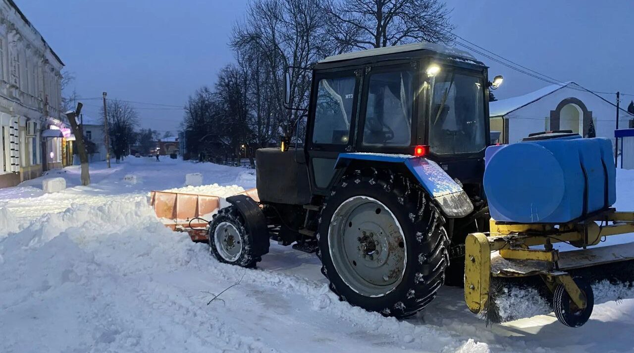 Службы Почепского района продолжают работу по очистке дорог от снега