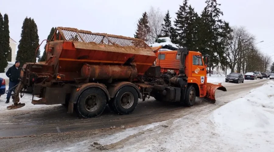 В Почепе с автомобильных дорог убирают снежную кашу