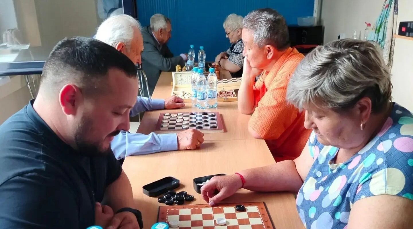 В Почепе состоялся шахматный турнир для участников клуба «Активное долголетие»