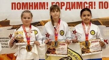 Пять медалей привезли из Тулы юные каратистки Дворца единоборств из Брянска
