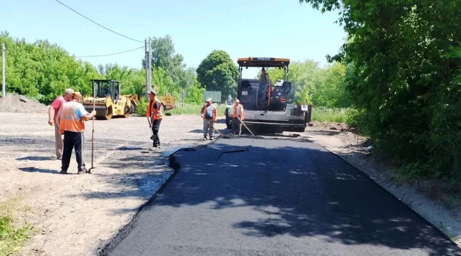 В деревне Азарово Брянской области обновляют автодорогу