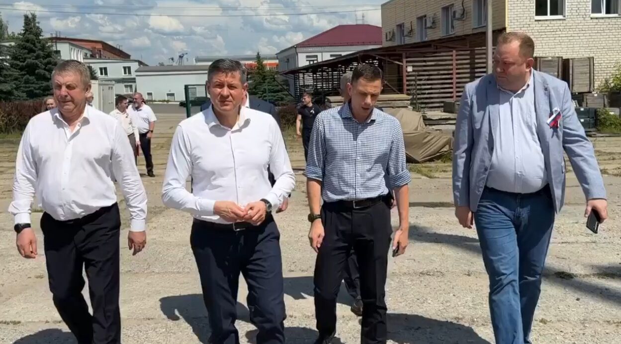 В Клинцах глава Брянщины Егор Ковальчук побывал на автокрановом заводе