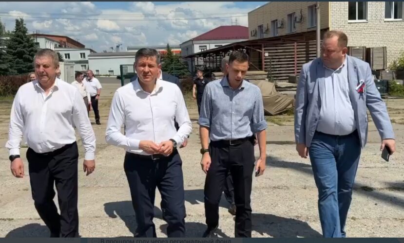 В Клинцах глава Брянщины Егор Ковальчук побывал на автокрановом заводе