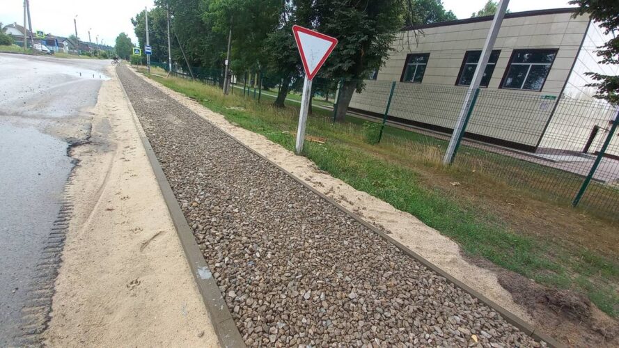 В Тросне Брянской области строят тротуар от школы до железной дороги