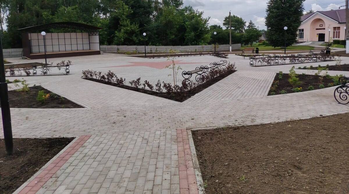 На Брянщине в поселке Выгоничи завершились работы по благоустройству Аллеи Славы