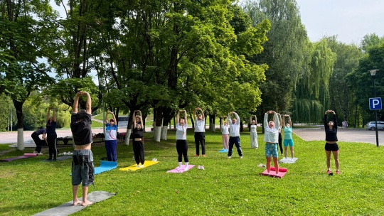 В Брянске на Кургане Бессмертия состоялось занятие по йоге в клубе «Активное долголетие»