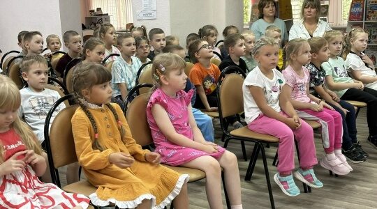 В брянском парке Толстого деревянные скульптуры «заговорили» с посетителями