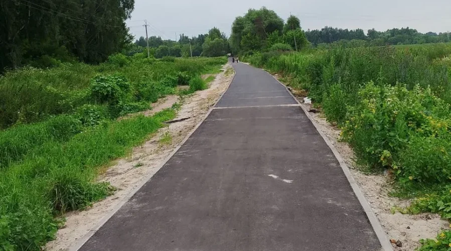 В Почепе заасфальтировали велопешеходную дорожку
