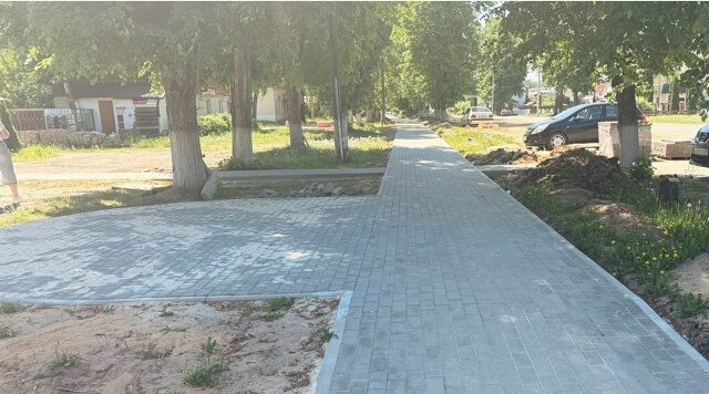 В поселке Сеща Брянской области ведутся работы по благоустройству пешеходной зоны