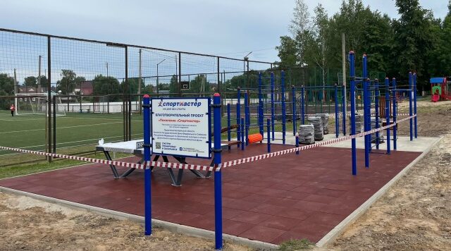 В поселке Клетня Брянской области завершается строительство новой спортплощадки