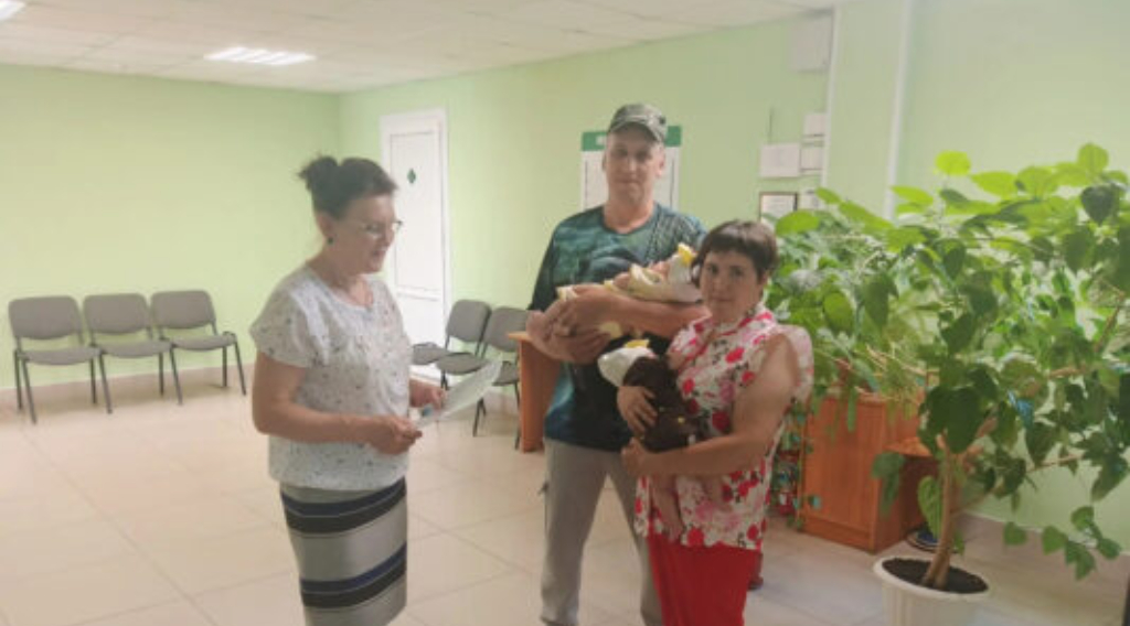 Родителям семерых детей из Почепа вручили сертификат на маткапитал