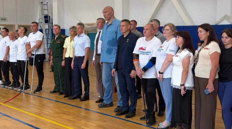 В Клинцах Брянской области состоялся турнир по волейболу сидя среди защитников Родины