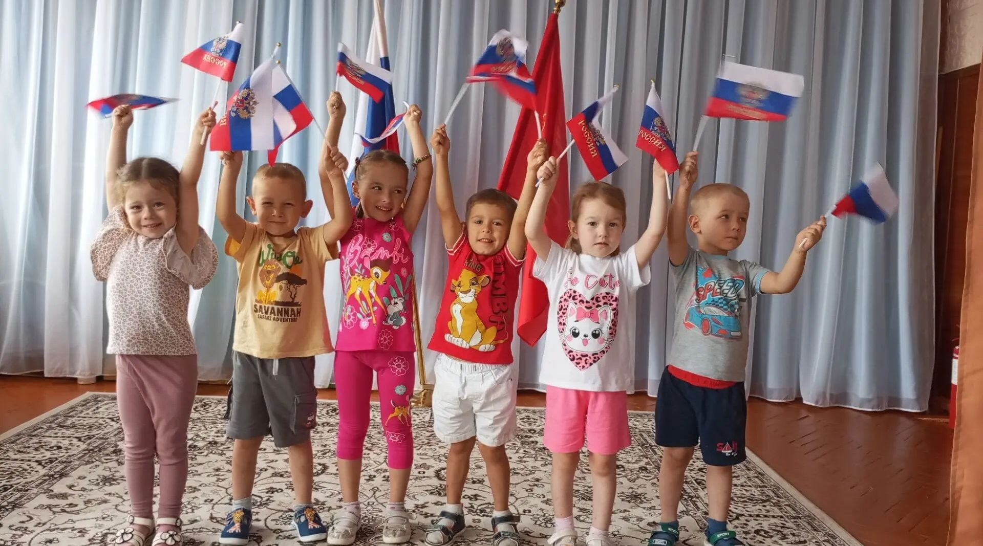 Юные почепчане поздравляют с Днем Государственного флага РФ
