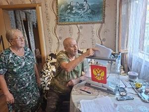 Супруги Захарченко приняли участие в голосовании на дому