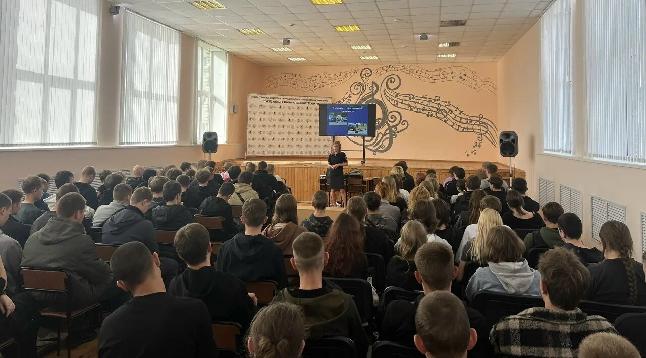 В Почепском техникуме прошел классный час о профилактике ДТП