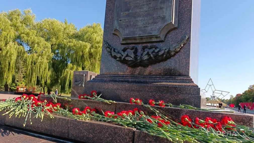 В Брянске прошла памятная церемония у стелы Воинской славы