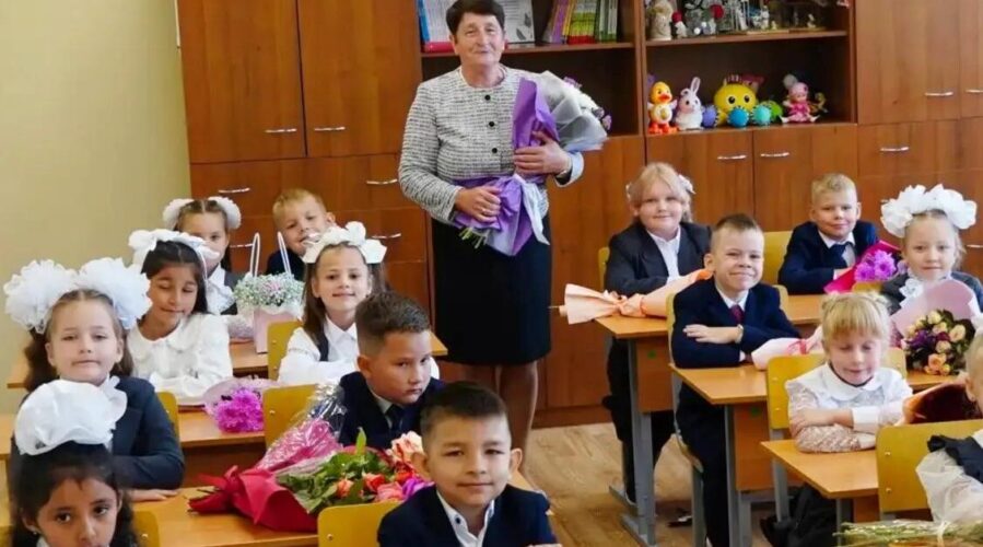 Губернатор Брянской области Егор Ковальчук поздравил педагогов с Днем учителя
