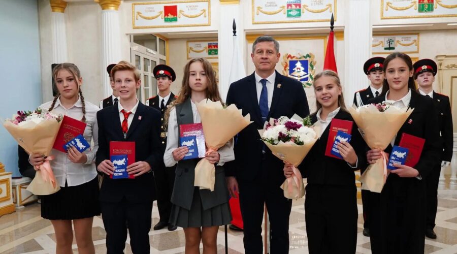В Брянской области паспорта юным гражданам РФ вручили в преддверии Дня народного единства